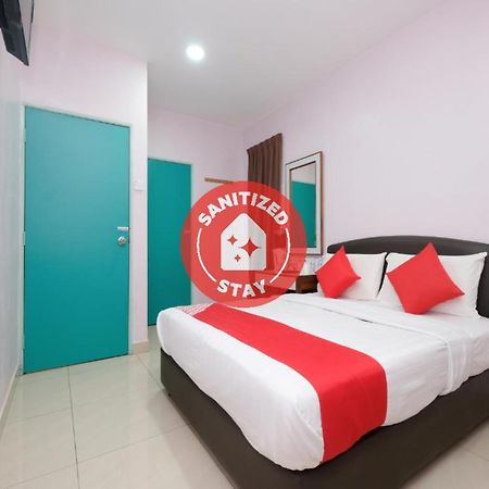 Oyo 89877 Sun Triang Hotel Kampong Kerayong Экстерьер фото